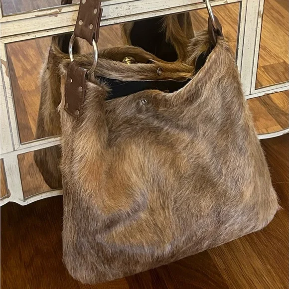 W G Cowhide Shoulder Bag - Picture 1 of 3